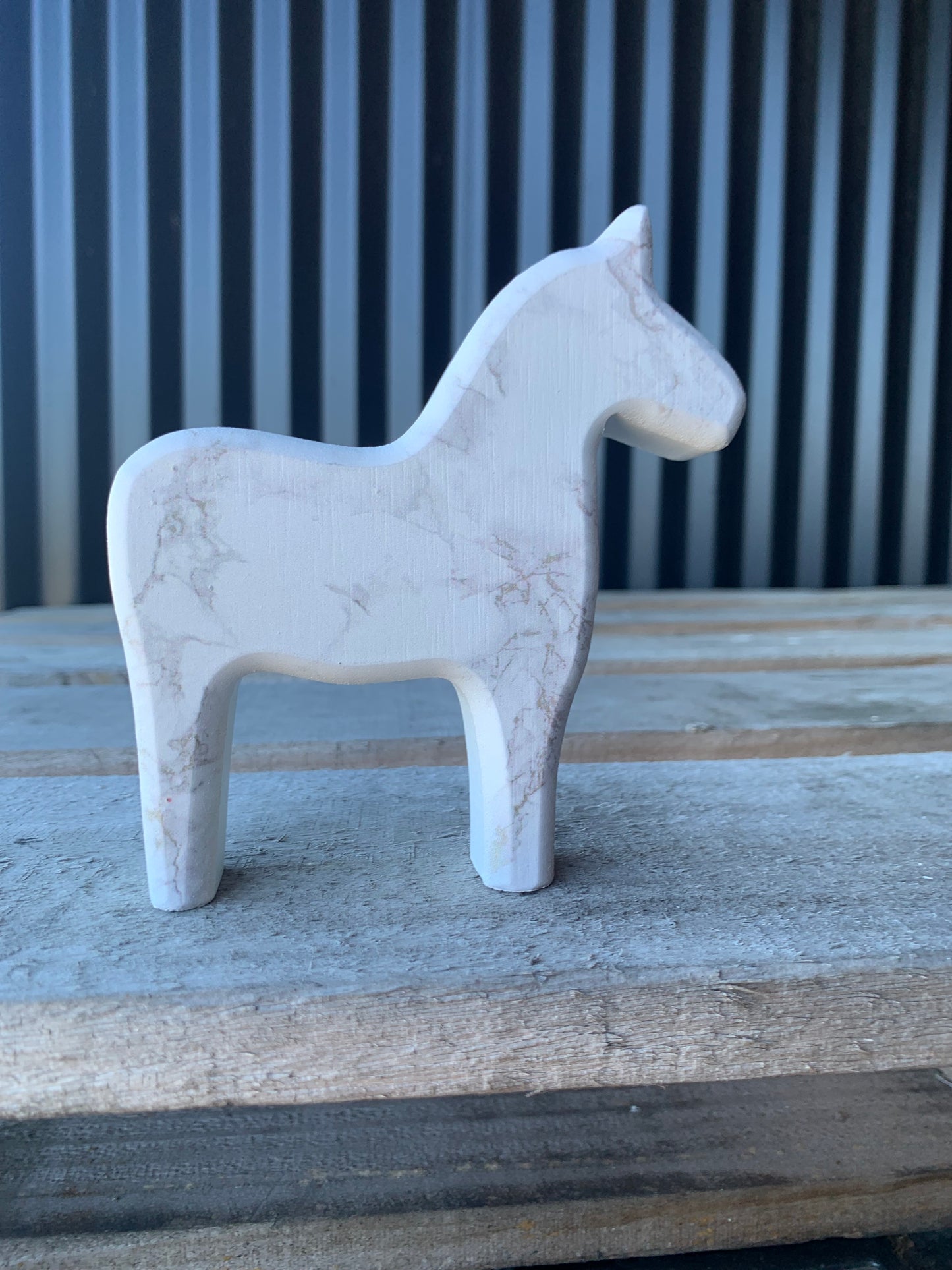 Wooden horse - Marble look