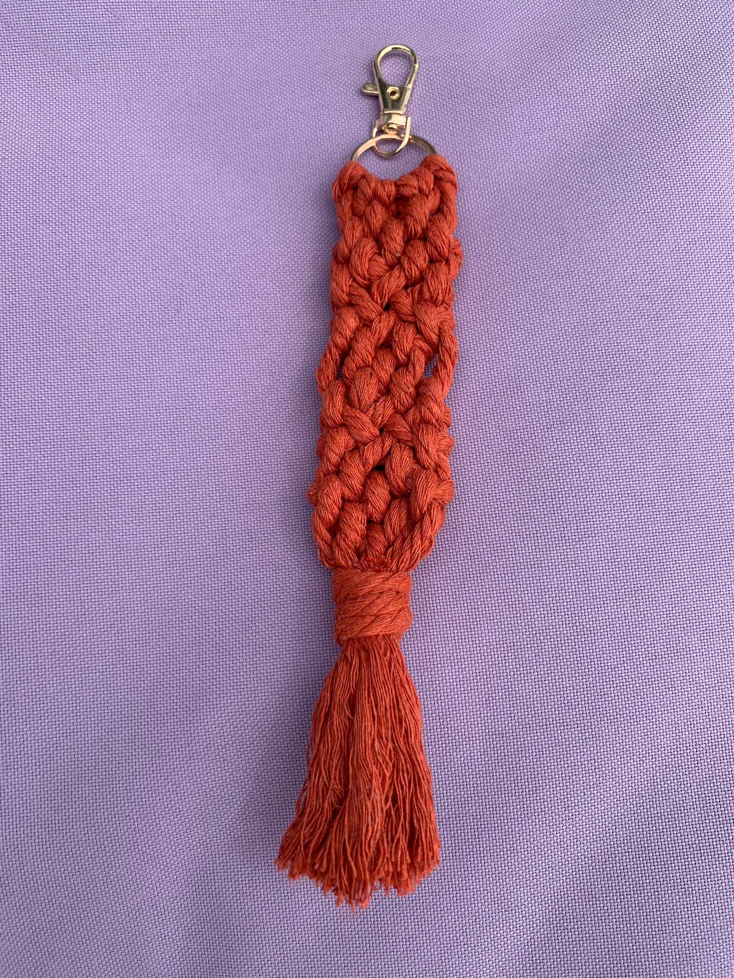 Macrame key chain - RUST